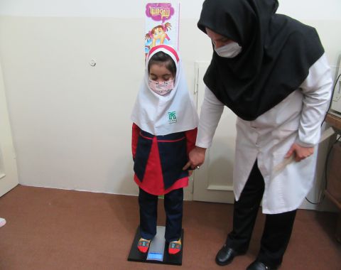 کنترل قد و وزن نوآموزان توسط مربی بهداشت خانم سروی_بهمن ماه